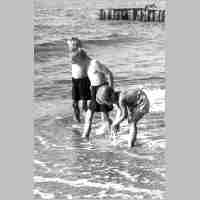 094-0196 August 1942 in Rauschen am Strand. Barbara, Oskar und Martin.jpg